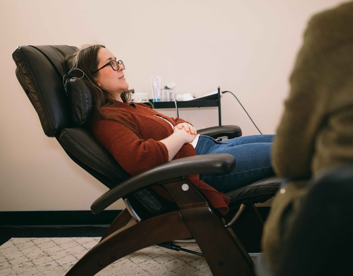 Sessão de biofeedback — sensores ligados a um aparelho de leitura